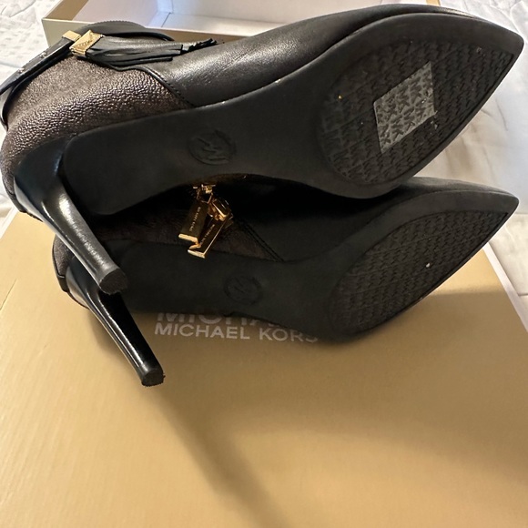 Never worn Michael Kors botties - Picture 3 of 4